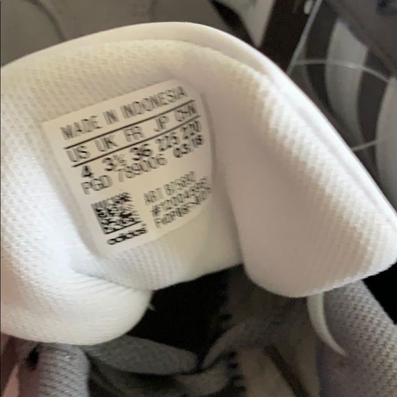 Adidas gray shoes size 4 - Picture 5 of 8